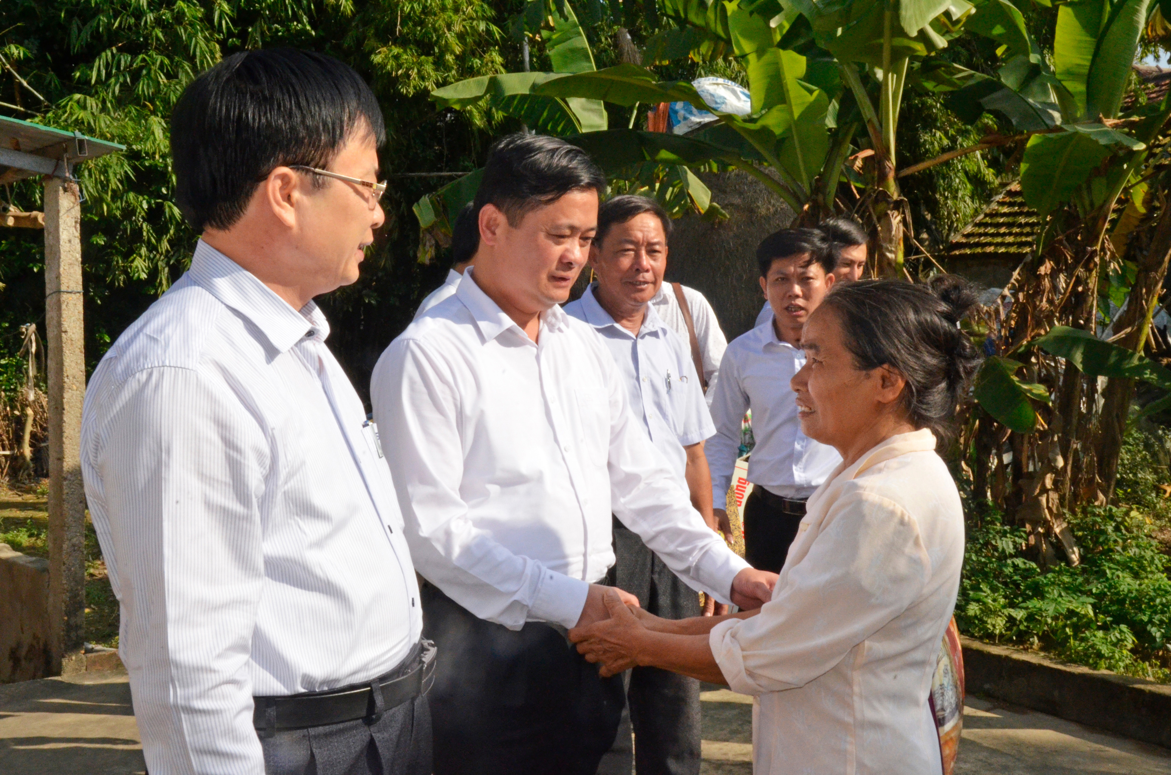 Chủ tịch UBND tỉnh Thái Thanh Quý thăm hỏi đời sống người dân xóm 7, xã Xuân Lâm (Nam Đàn). Ảnh: Thanh Lê