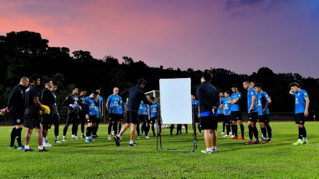 ĐT Thái Lan sẽ thuê sân riêng để tập luyện tại Hà Nội. (Ảnh minh họa: Siam Sports). 