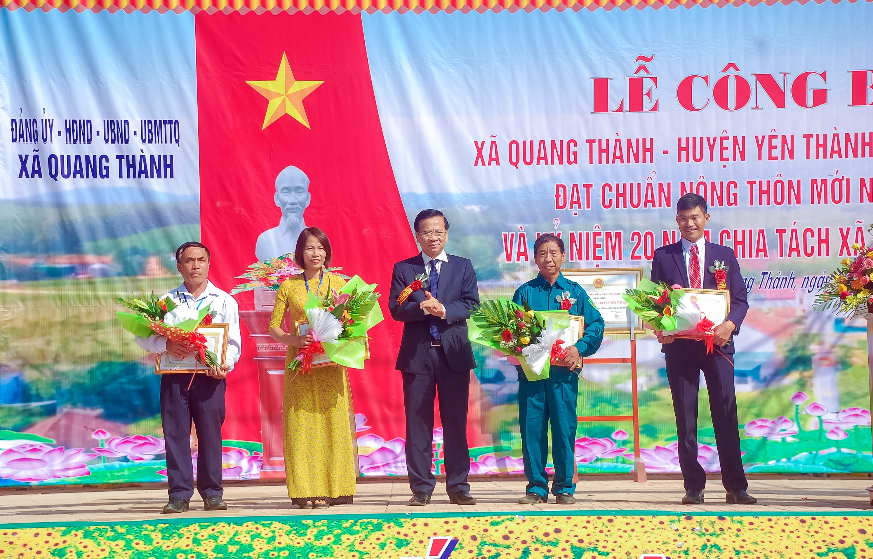 Đồng chí Phan văn Tuyên - Phó Bí thư, Chủ tịch UBND huyện Yên Thành trao Giấy khen cho các cá nhân có thành tích xuất sắc trong phong trào xây dựng NTM tại địa phương. Ảnh: Phan Hiền