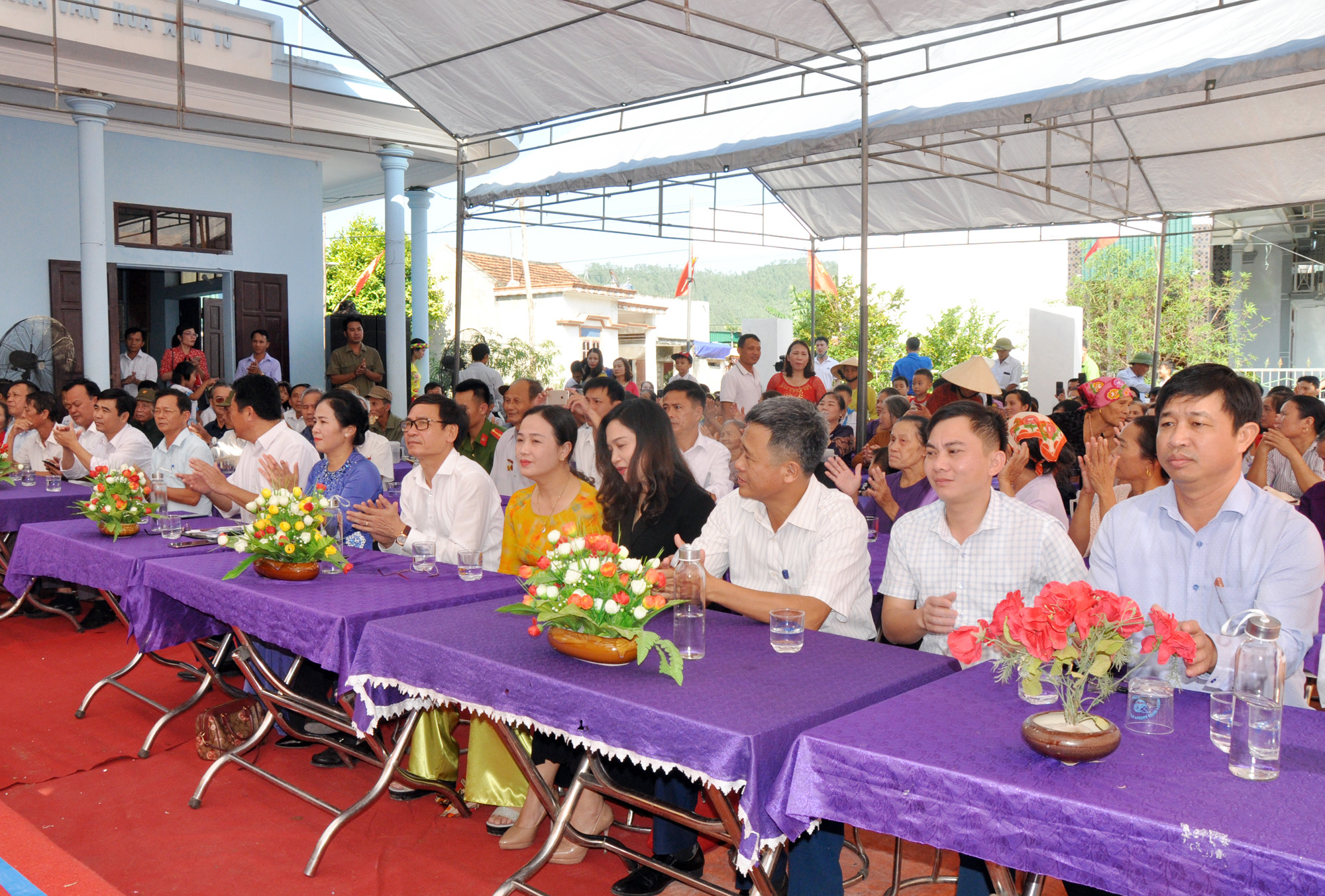 Đồng chí Võ Thị Minh Sinh - Ủy viên Ban Thường vụ Tỉnh ủy, Chủ tịch Ủy ban MTTQ tỉnh và đại diện các ban, ngành cấp tỉnh; lãnh đạo huyện Yên Thành và xã Tây Thành chung vui Ngày hội Đại đoàn kết cùng bà con xóm Rạng Đông.