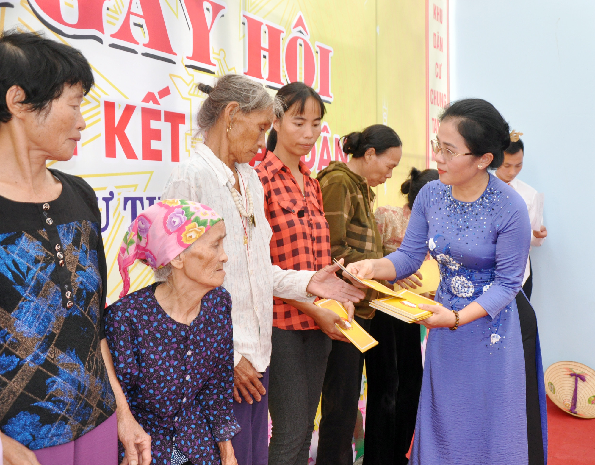 Đồng chí Võ Thị Minh Sinh trao quà cho các hộ nghèo xã