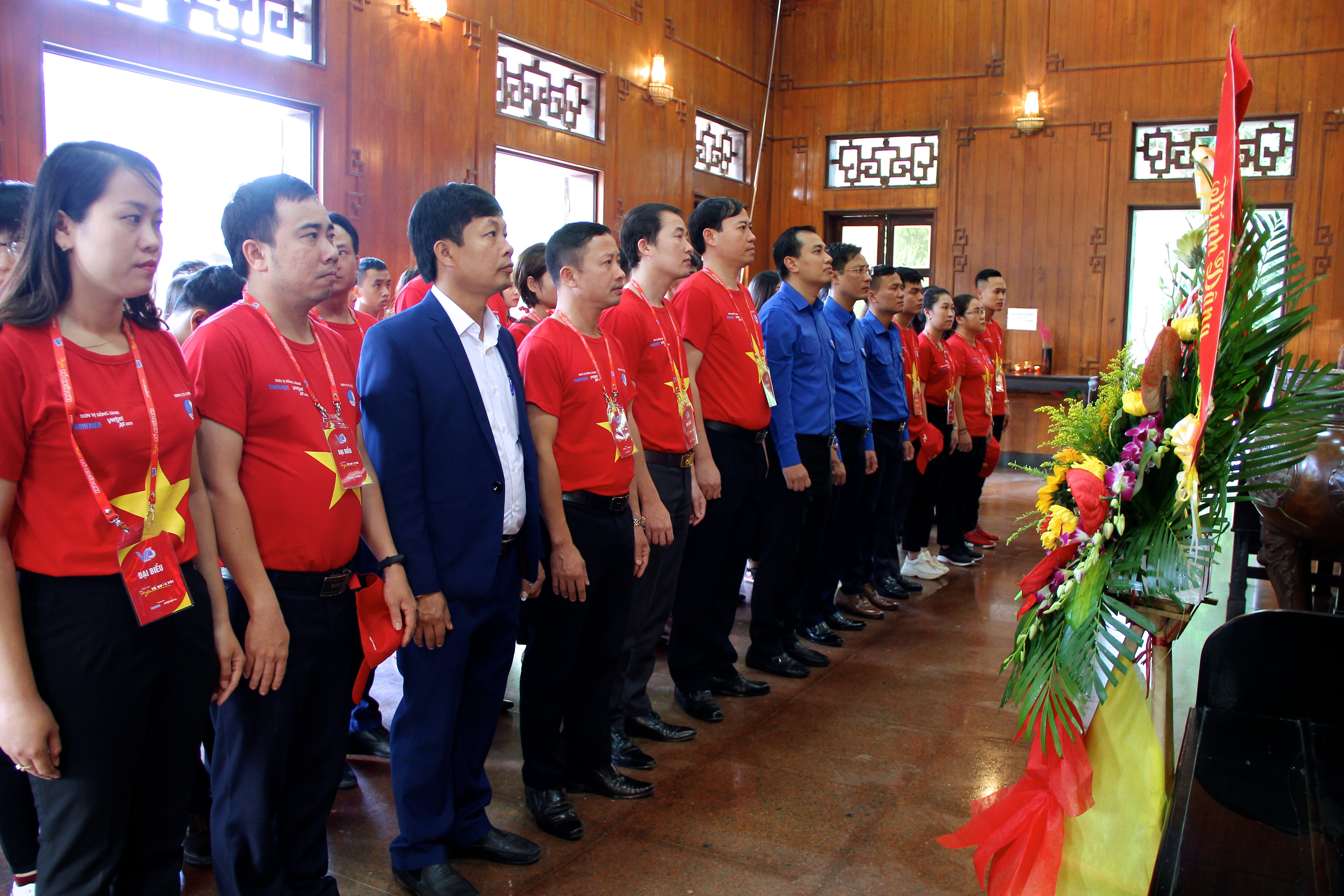 Đoàn đại biểu bày tỏ lòng thành kính trước anh linh Chủ tịch Hồ Chí Minh. Ảnh: Mỹ Nga 