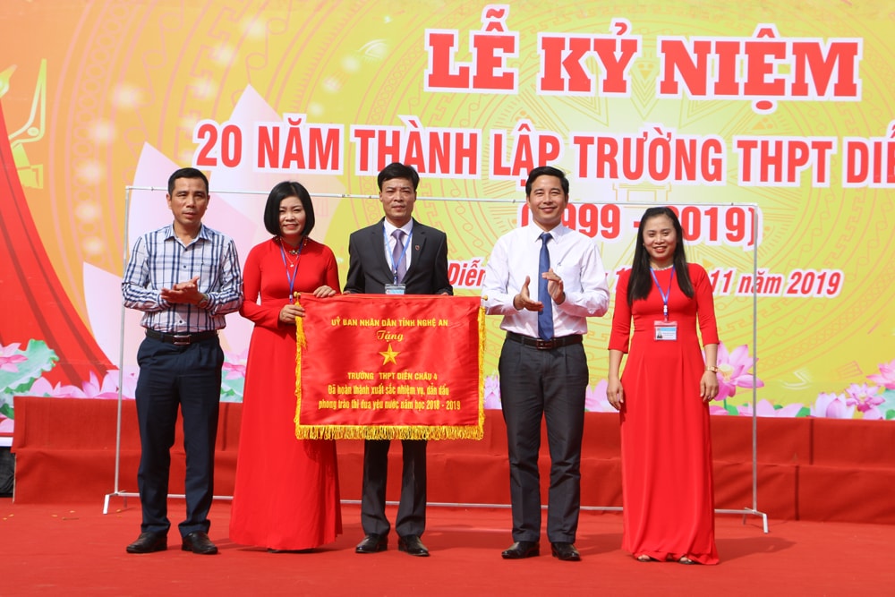 Đại diện Sở Giáo dục đào tạo, huyễn Diễn Châu và các thế hệ giáo viên, học sinh dự lễ kỷ niệm 20 năm thành lập THPT Diễn Châu 4. Ảnh: Nguyễn Hải