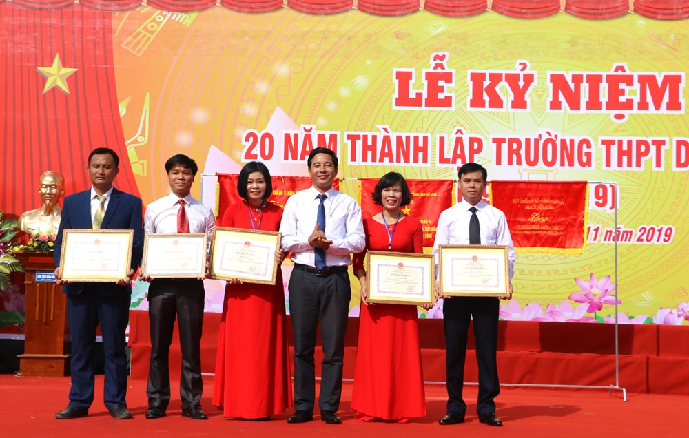 Thừa ủy quyền của Bộ Giáo dục, Đại diện Sở Giáo dục & Đào tạo Nghệ An trao Bằng khen cho các cán bộ giáo viên Trường THPT Diễn Châu 4 có thành tích xuất sắc trong phong trào thi đua Đổi mới sáng tạo. Ảnh: Nguyễn Hải 