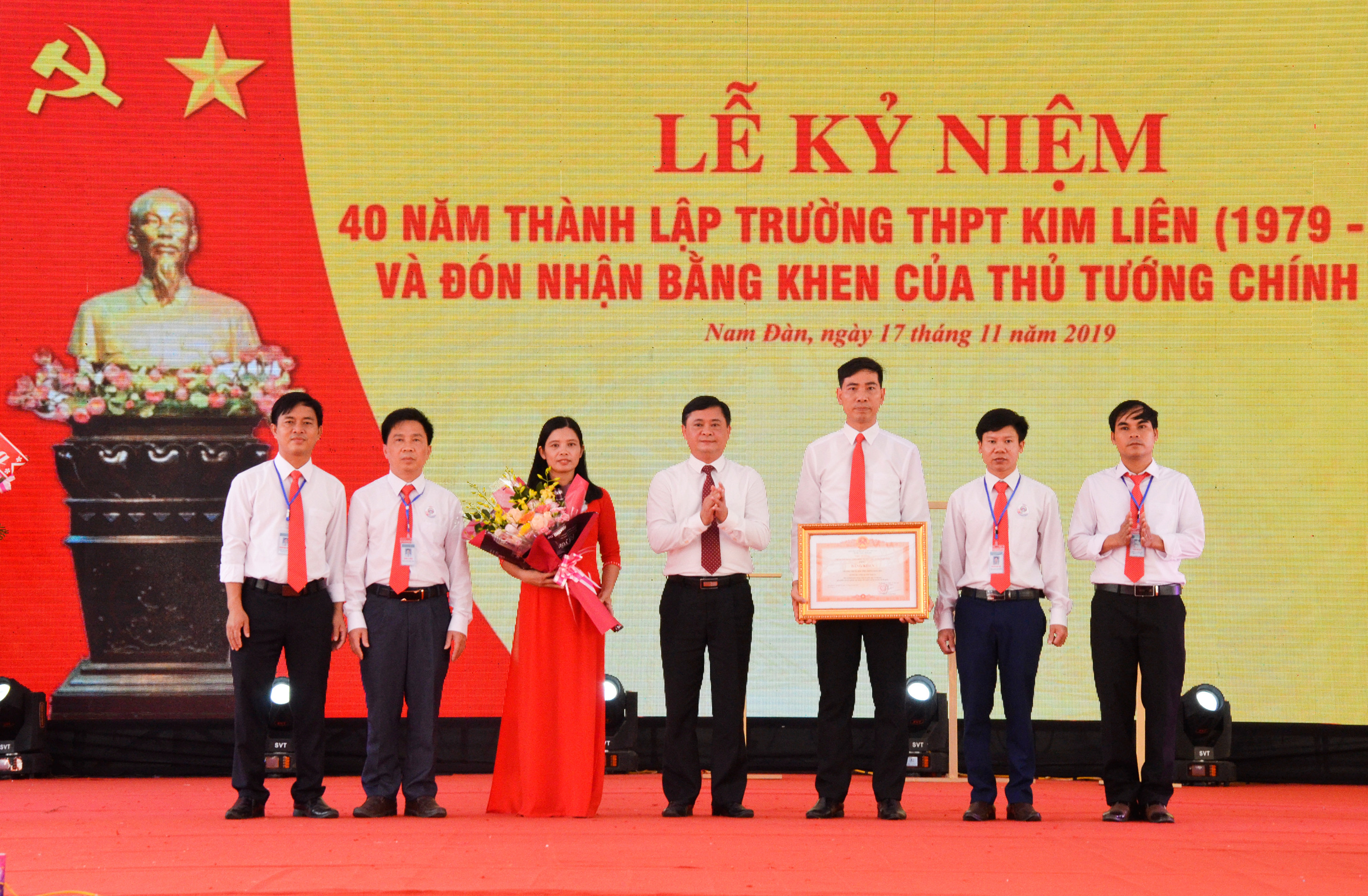 Chủ tịch UBND tỉnh trao Bằng khen của Thủ tướng Chính phủ cho Trường THPT Kim Liên, Nam Đàn. Ảnh: Thanh Lê