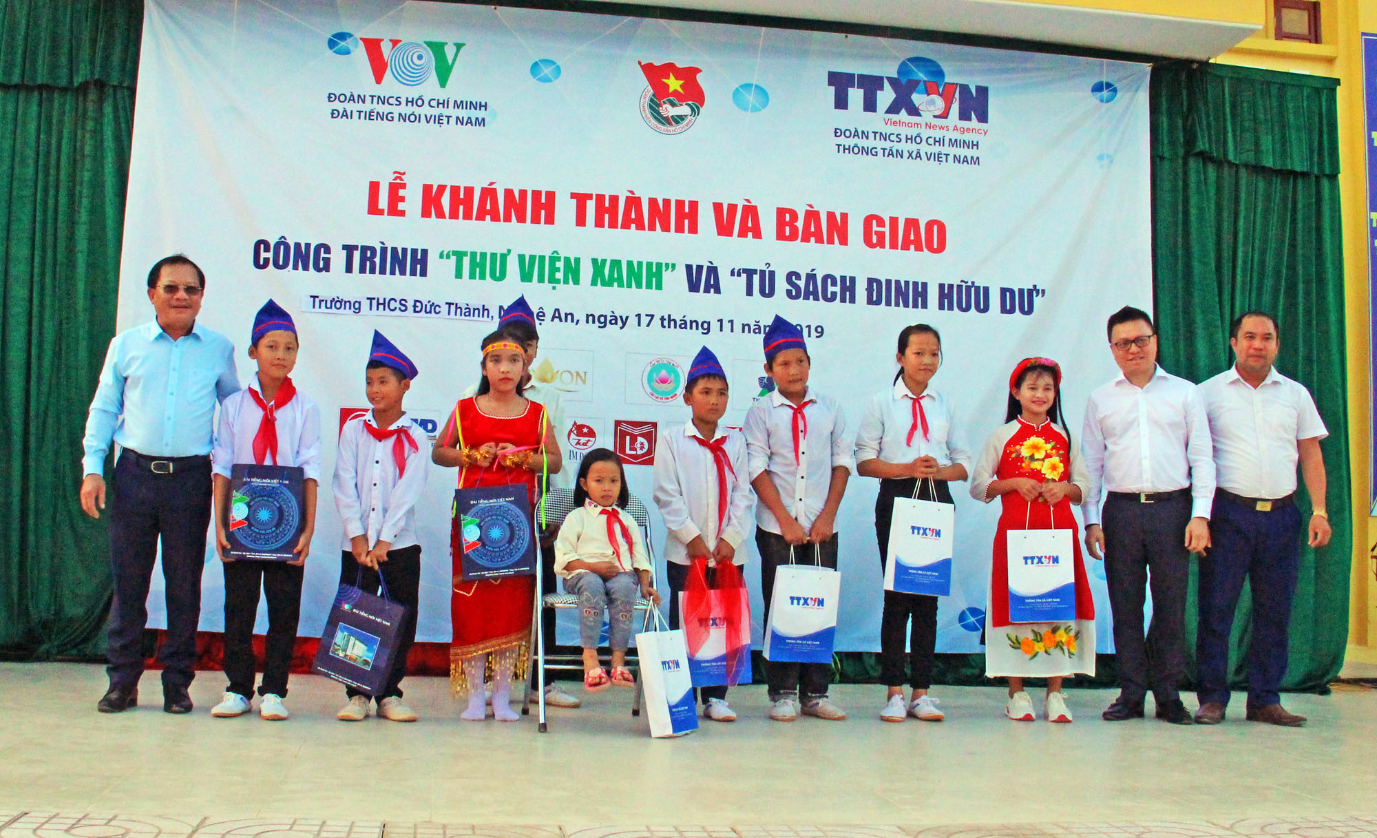 Trao tặng 10 suất quà cho 10 em học sinh