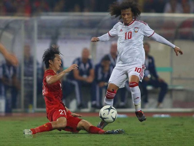 Pha truy cản quyết liệt, chính xác của Nguyễn Tuấn Anh với Omar Abdulrahman (UAE). Ảnh: VTC