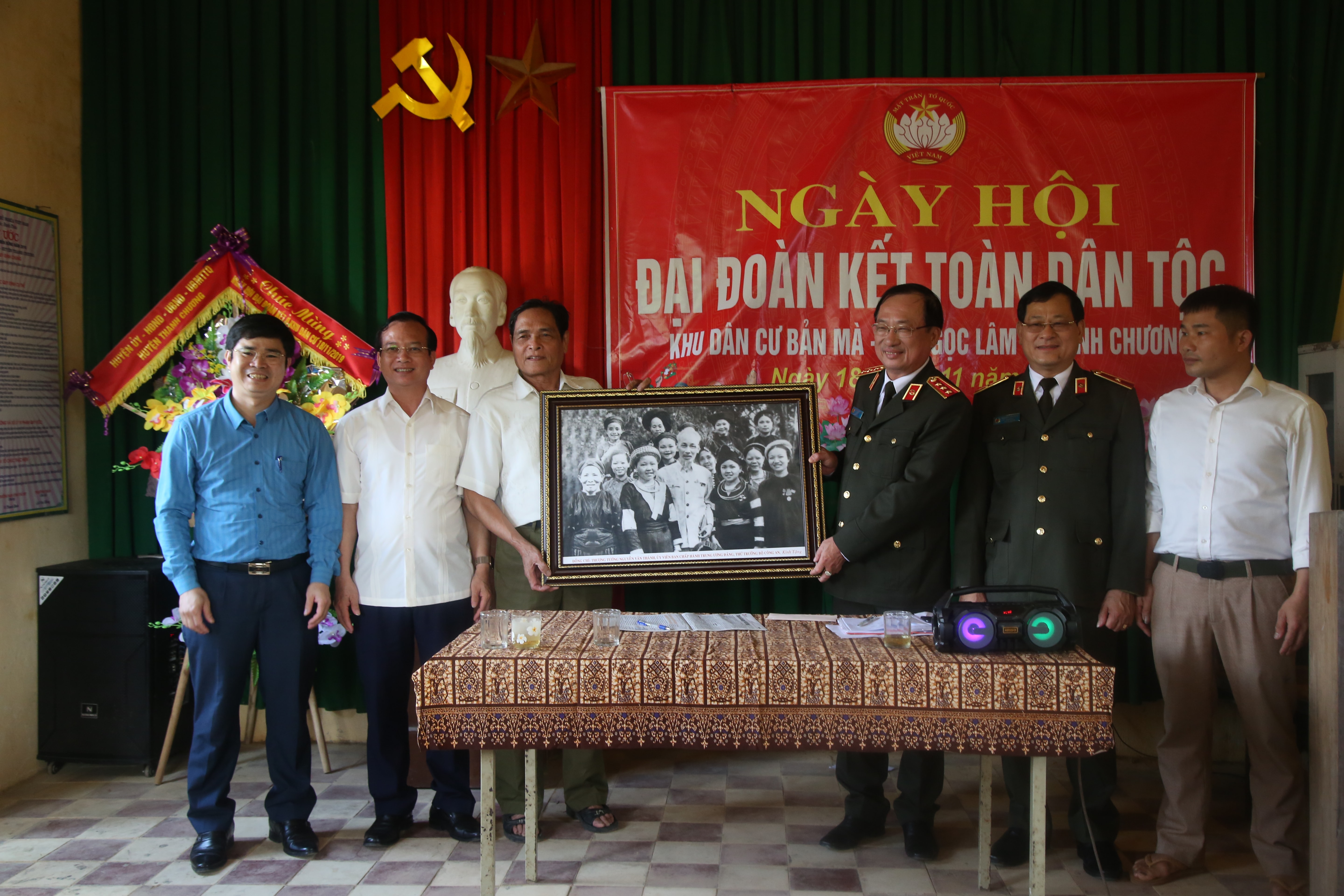 Thứ trưởng Nguyễn Văn Thành tham gia ngày hội đại đoàn kết toàn dân tộc và tặng quà cho bà con nhân dân bản Mà, xã Ngọc Lâm.