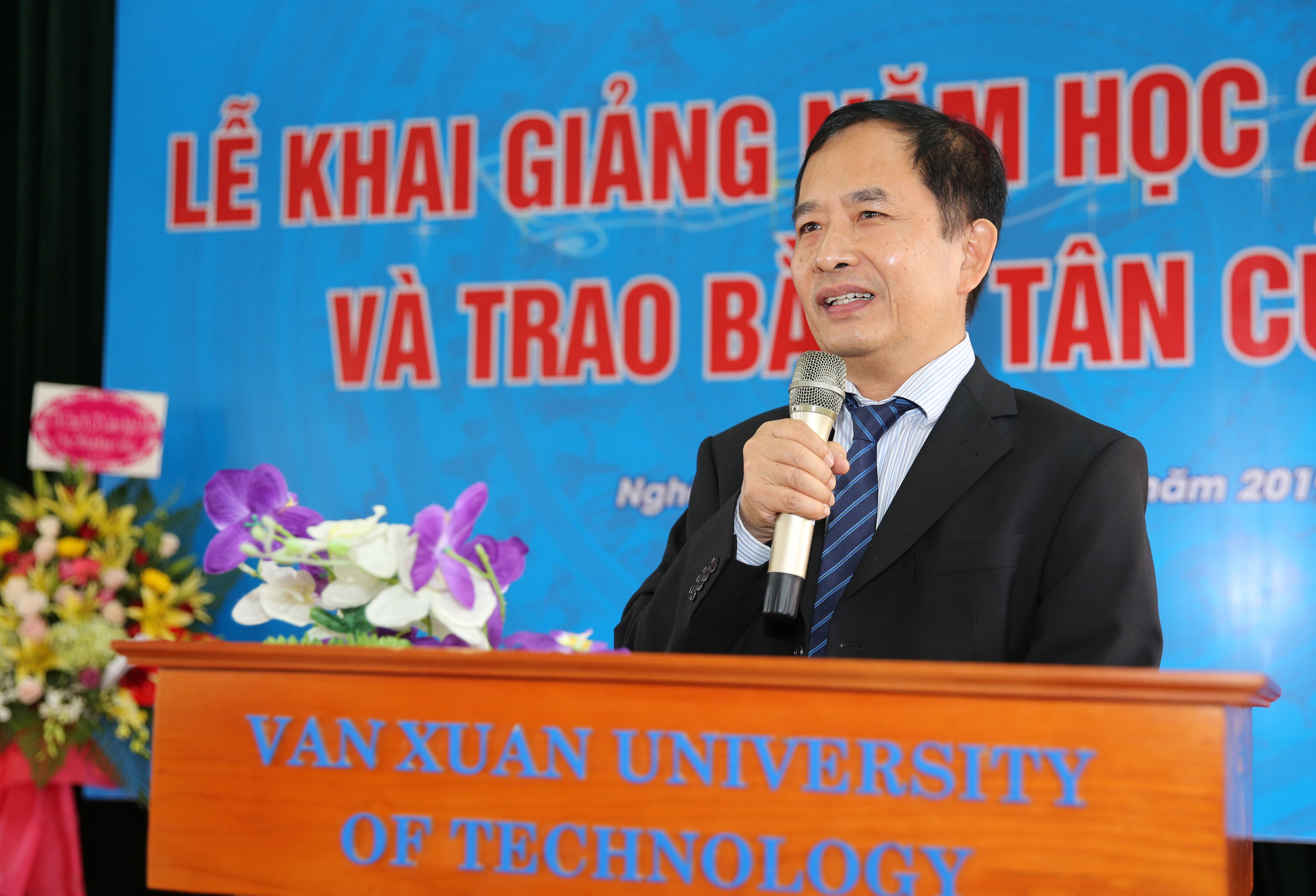 Phát biểu tại buổi lễ, TS. Nguyễn Lưu Thụy – Hiệu trưởng Trường  Đại học CN Vạn Xuân nhấn mạnh mục tiêu lớn nhất của trường là 100% sinh viên ra trường đều có việc làm.