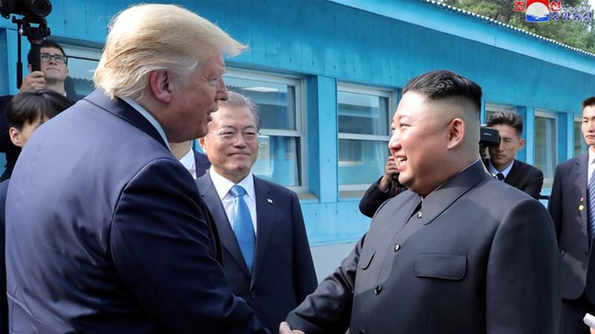 Nhà lãnh đạo Triều Tiên Kim Jong-un gặp Tổng thống Mỹ Donald Trump tại biên giới 2 miền Triều Tiên cuối tháng 6. Ảnh: Reuters