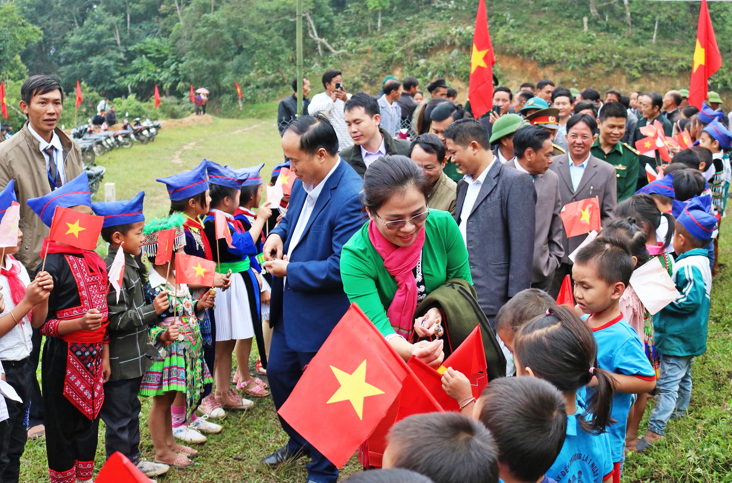 Ngày hội Đại đoàn kết ở bản Huồi Viêng, xã Đoọc Mạy, huyện biên giới Kỳ Sơn. Ảnh: Lữ Phú