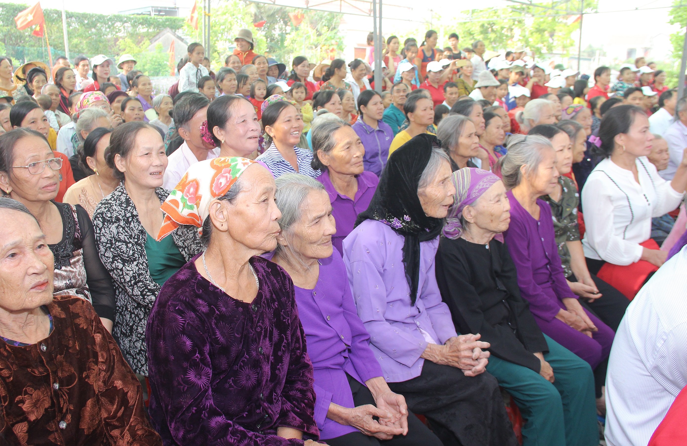 Bà con nhân dân thôn Cự Nại, xã Diễn Hùng (Diễn Châu) tham gia ngày hội địa đoàn kết toàn dân tộc. 