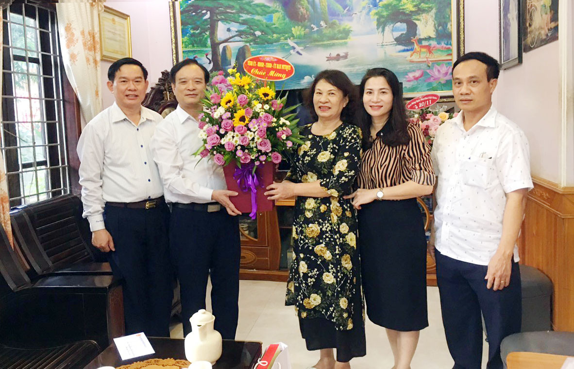 Đồng chí Hồ Phúc Hợp tặng hoa cho cô giáo Phạm Thị Tuyết Phương. Ảnh: Mỹ Hà