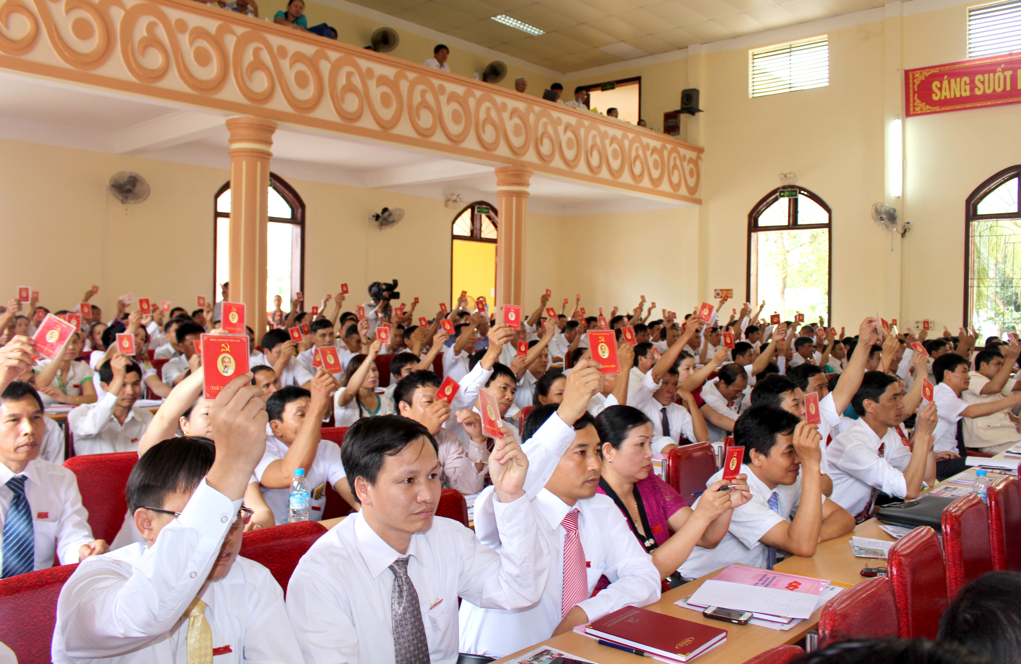 Các đại biểu biểu quyết thông qua Đề án nhân sự Ban Chấp Đảng bộ huyện Quế Phong nhiệm kỳ 2015 -2020. Ảnh: Thành Duy