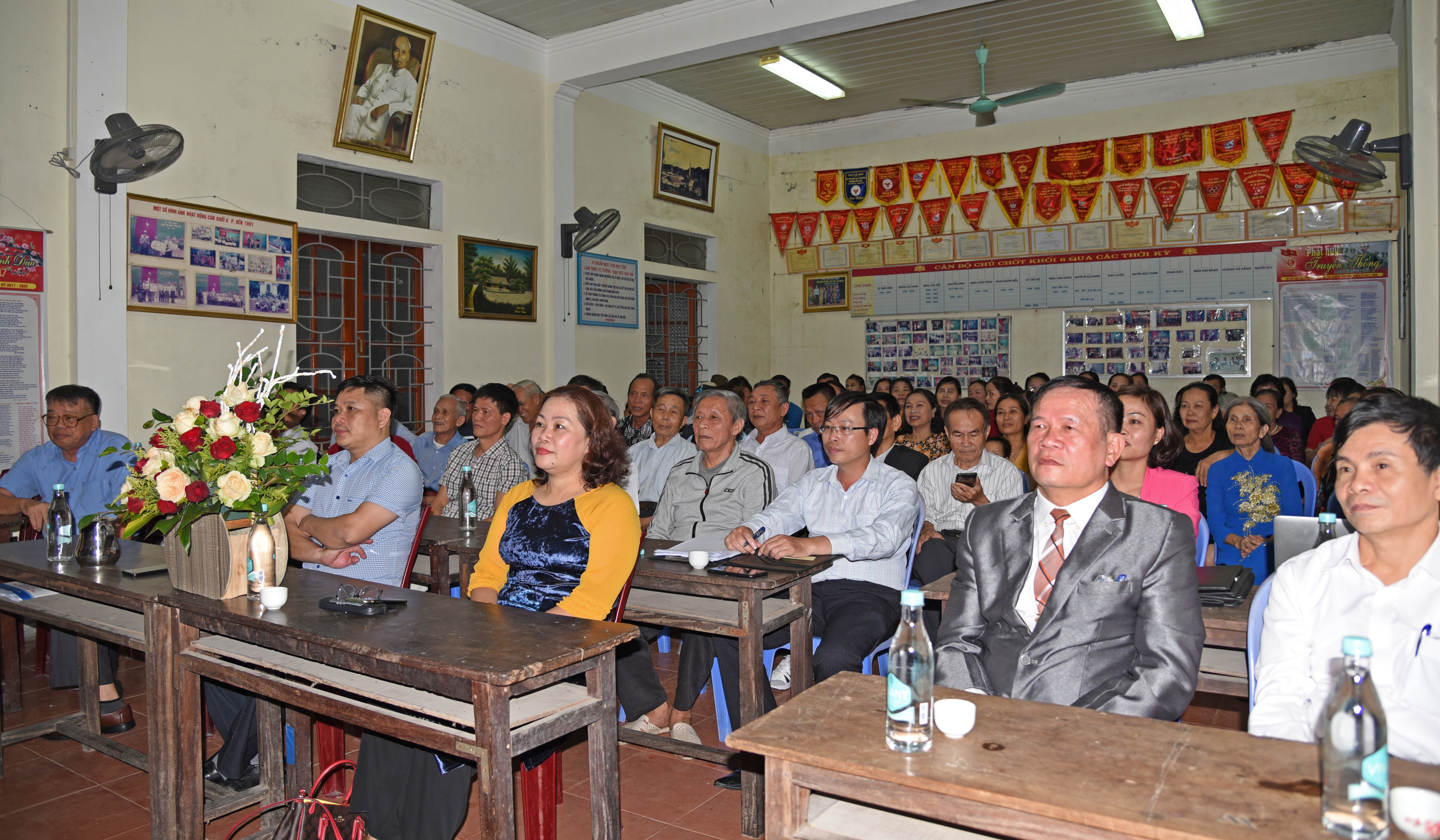 Đông đảo cán bộ, đảng viên và nhân dân khối 6, phường Bến Thủy tham gia ngày hội Đại đoàn kết toàn dân tộc. Ảnh: Thu Giang