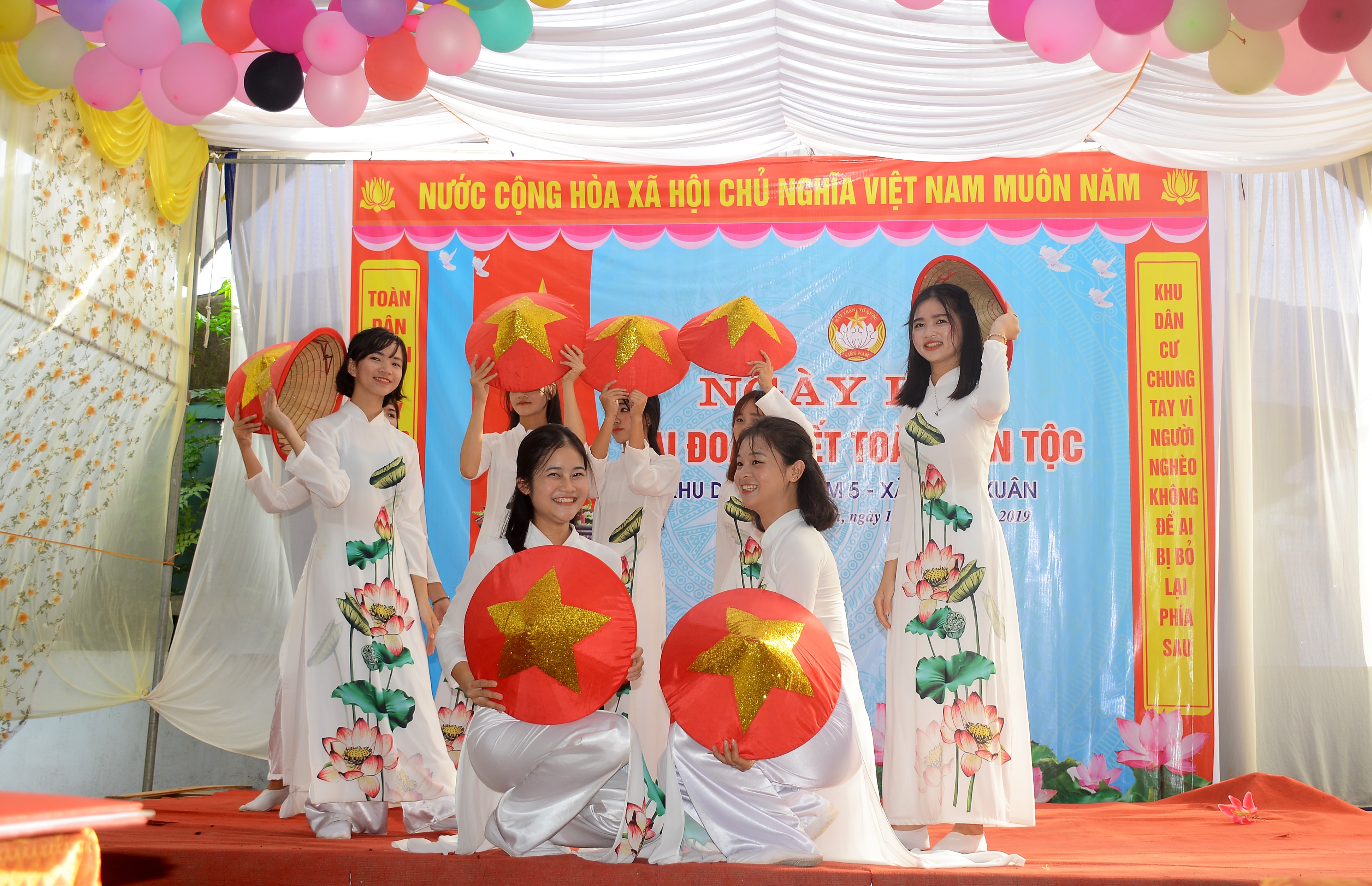 Tiết mục văn nghệ chào mừng ngày hội của khu dân cư. Ảnh: Thu Giang