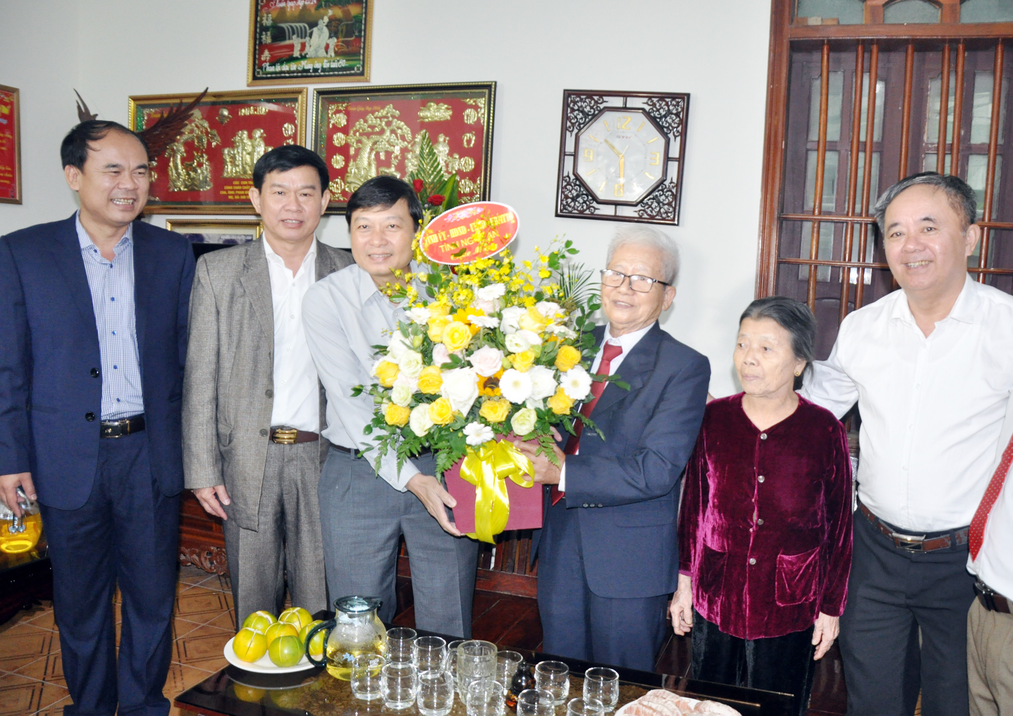 Đồng chí Lê Hồng Vinh – Ủy viên Ban Thường vụ Tỉnh ủy, Phó Chủ tịch UBND  tặng hoa chúc mừng nhà giáo Phan Đình Đệ.