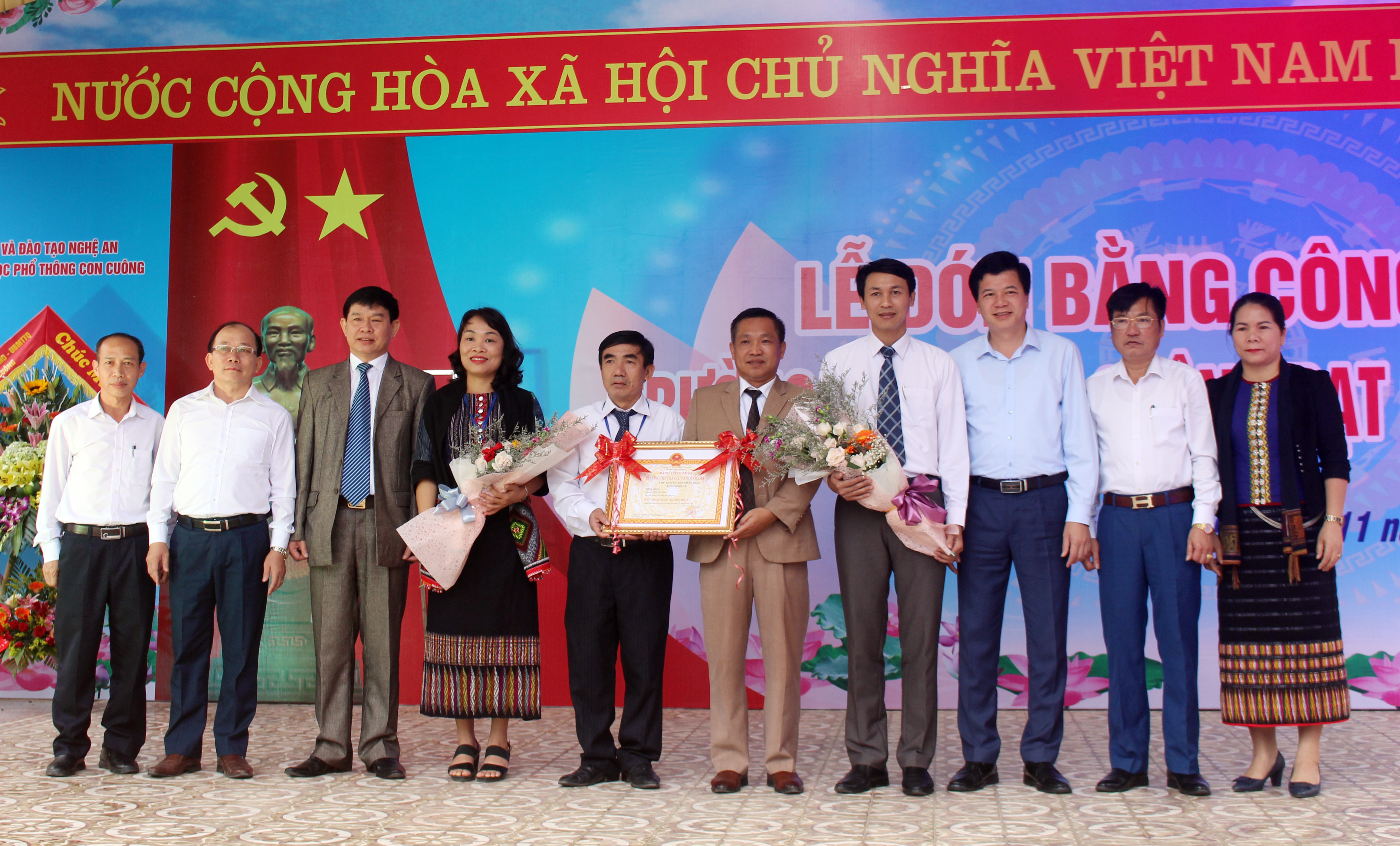 ãnh đạo sở giáo dục và lãnh đạo huyện Con Cuông trao bằng công nhận trường đạt chuẩn quốc gia cho trường THPT Con Cuông.j