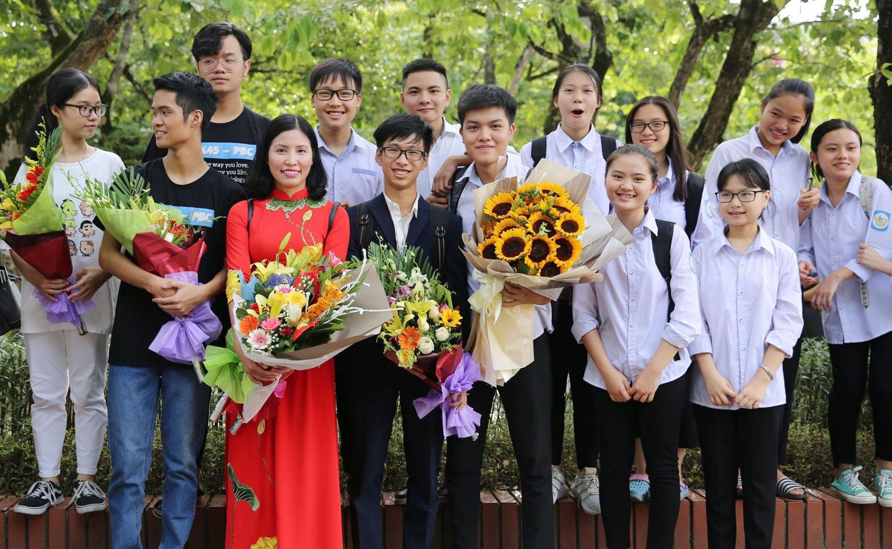 Cô giáo Nguyễn Thị Thanh Hà cùng các học trò. Ảnh: Mỹ Hà.