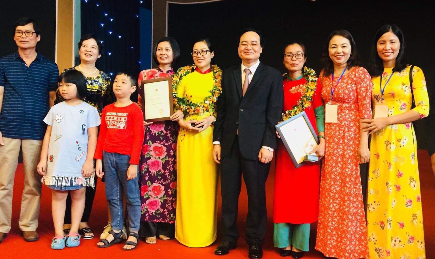 Hai đại diện của Nghệ An (ngoài cùng bên phải) tại lễ tuyên dương Nhà giáo tiêu biểu năm 2019. Ảnh: NVCC