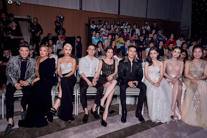 Trong một số sự kiện, nữ diễn viên 15 tuổi xuất hiện bên cạnh nhiều gương mặt nổi tiếng của showbiz Việt.