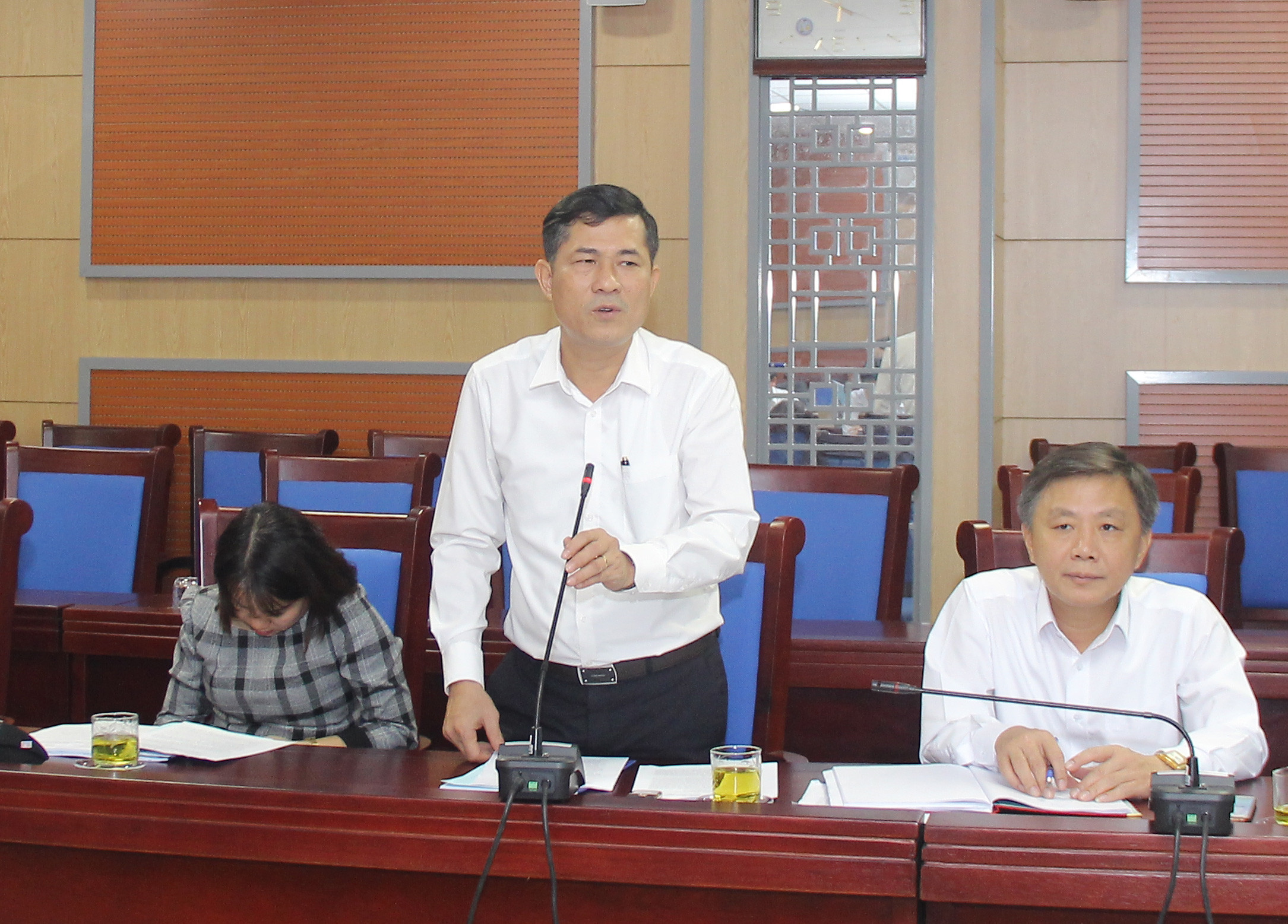Giám đốc Sở Giáo dục - Đào tạo Thái Văn Thành tiếp thu ý kiến thẩm tra của Ban Văn hóa - Xã hội HĐND tỉnh. Ảnh: Mai Hoa