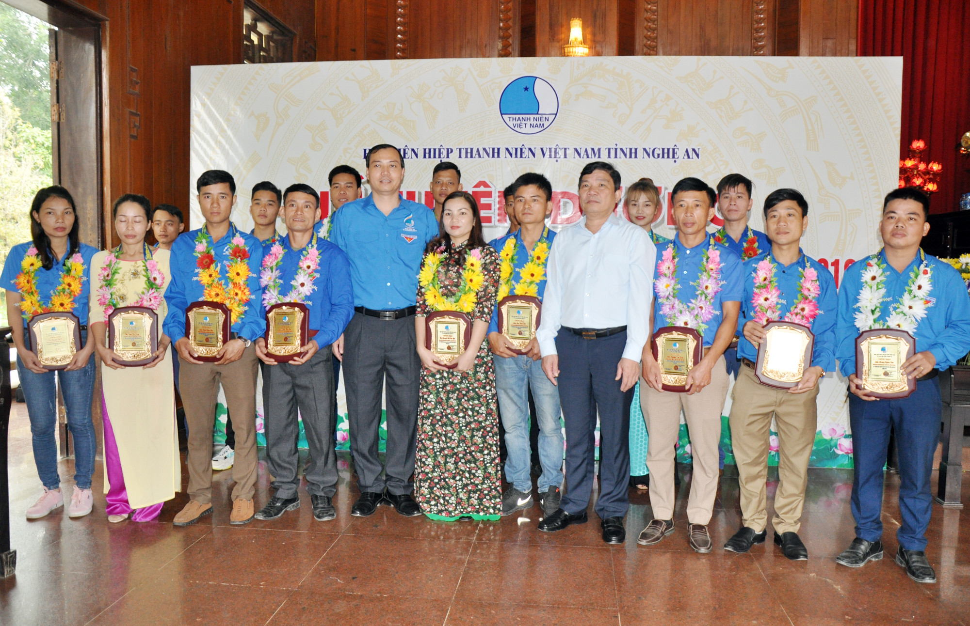 Lãnh đạo Ban Dân vận Tỉnh ủy và Hội Liên hiệp Thanh niên tỉnh trao thưởng