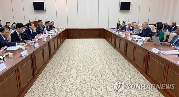 Các quan chức Hàn Quốc và Mỹ tham gia cuộc đàm phán chia sẻ chi phí quốc phòng tại Seoul vào ngày 18/11/2019. Ảnh: Yonhap