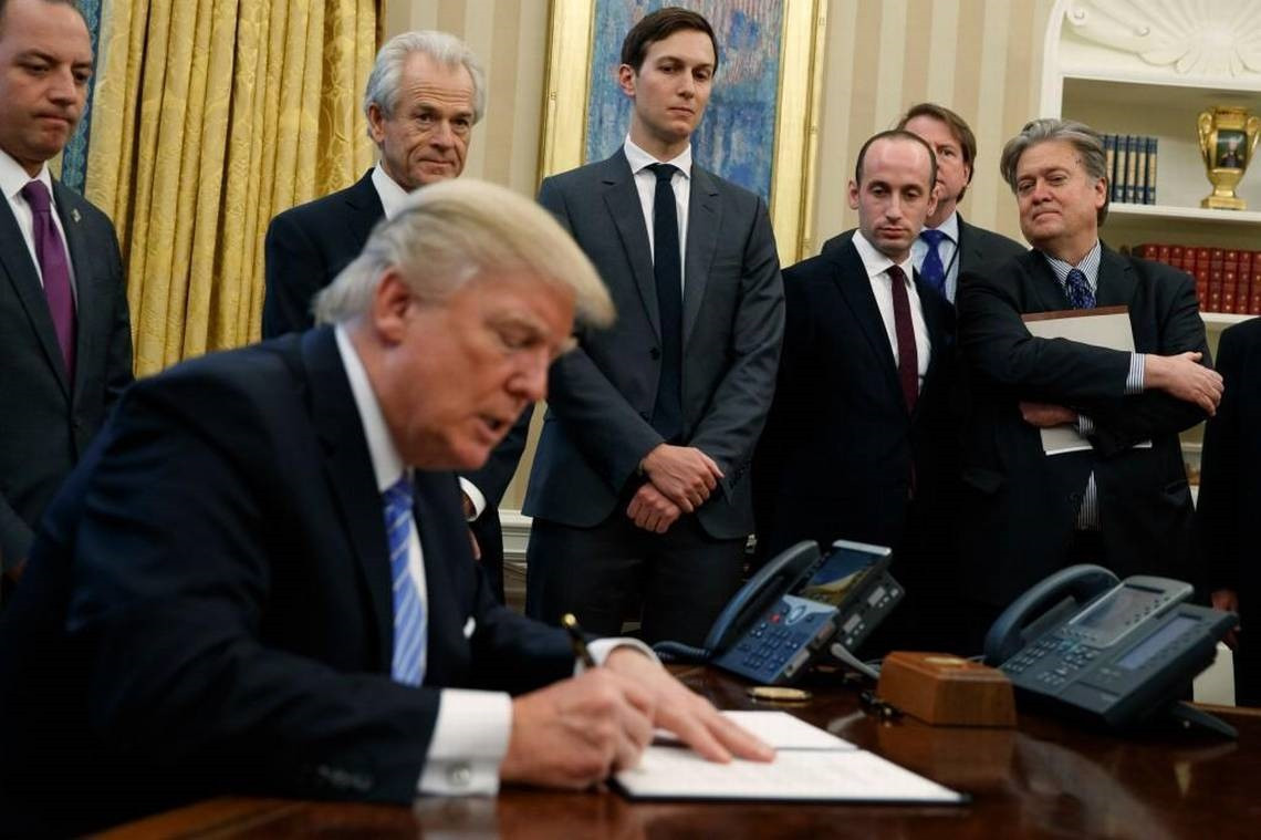 Stephen Miller (thứ 3 phải sang) chứng kiến Tổng thống Mỹ Donald Trump ký một đạo luật. Ảnh: AP