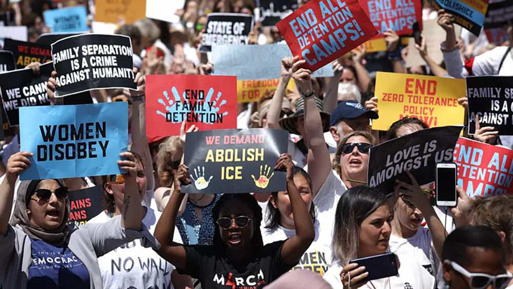 Các cuộc biểu tình chống chính sách nhập cư cứng rắn của ông Trump diễn ra trên khắp nước Mỹ. Ảnh: AP