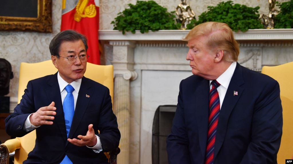 Tổng thống Mỹ Donald Trump và người đồng nhiệm Hàn Quốc Moon Jae In. Ảnh: AFP