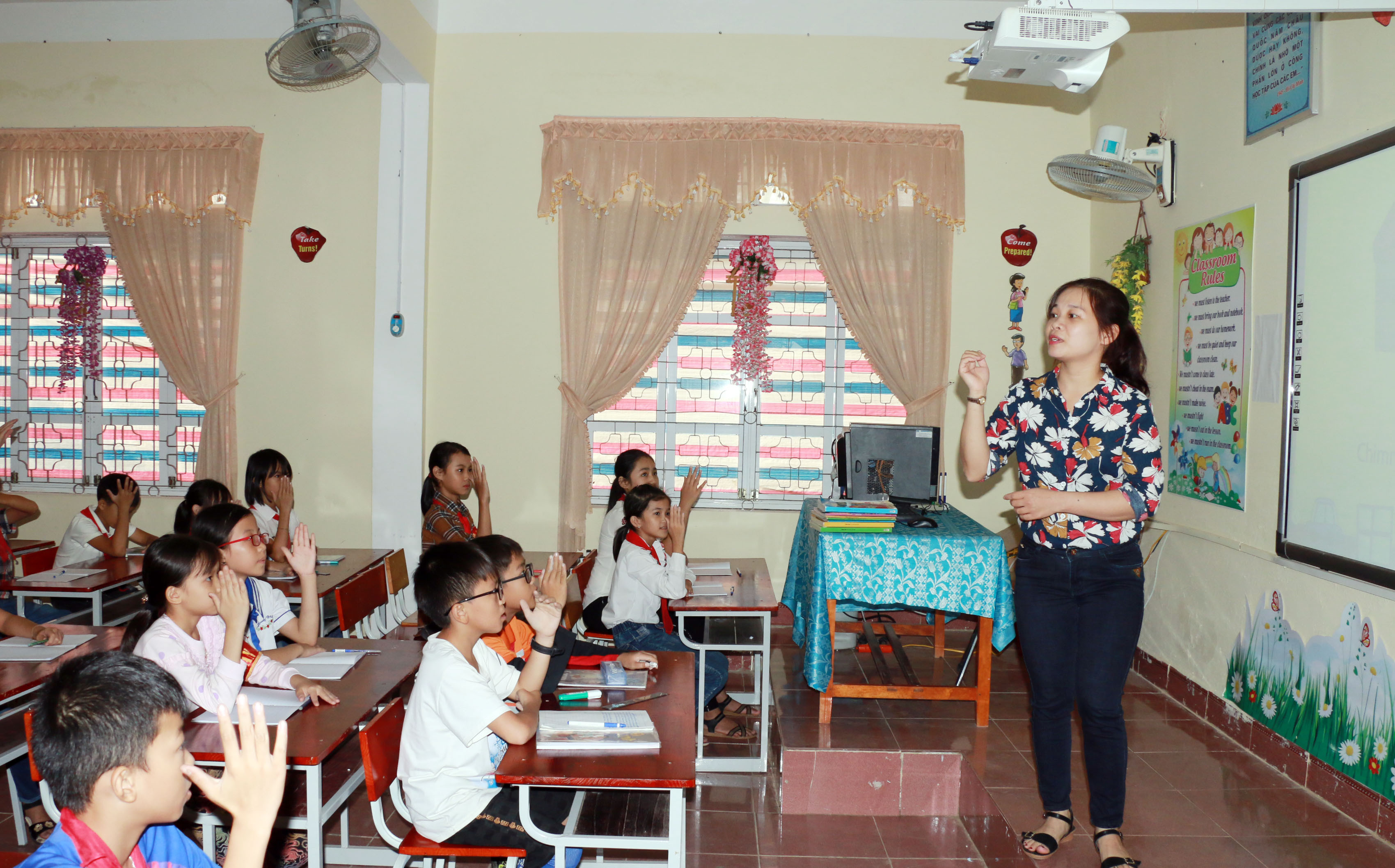 Mặc dù đã là trường chuẩn quốc gia nhưng Trường Tiểu học Hoàng Trù chưa có giáo viên Tiếng Anh và phải hợp đồng thỉnh giảng. Ảnh: Mỹ Hà