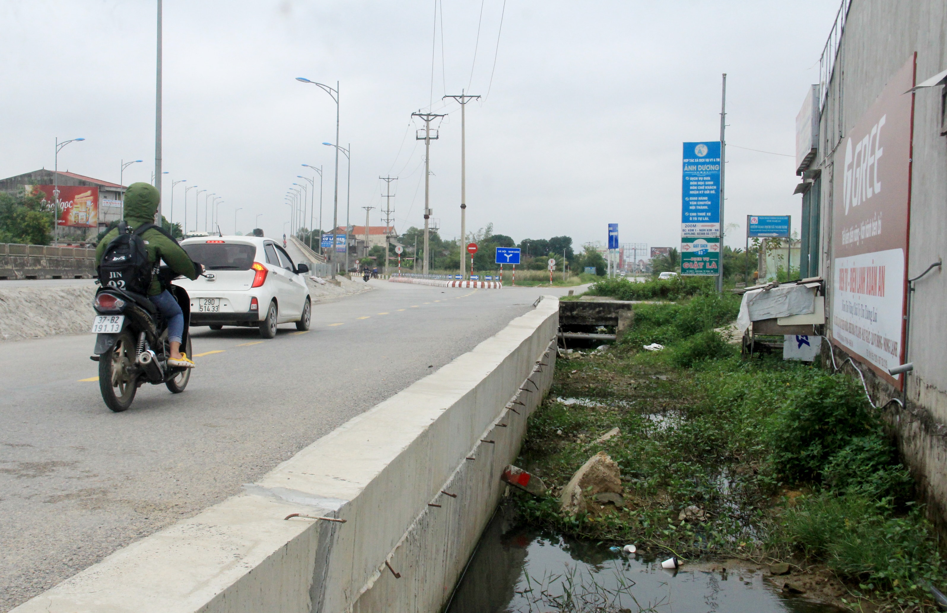 Do chưa thu hồi đất, GPMB được nên hệ thống mương cũng chưa được đầu tư. Ảnh: Phạm Bằng