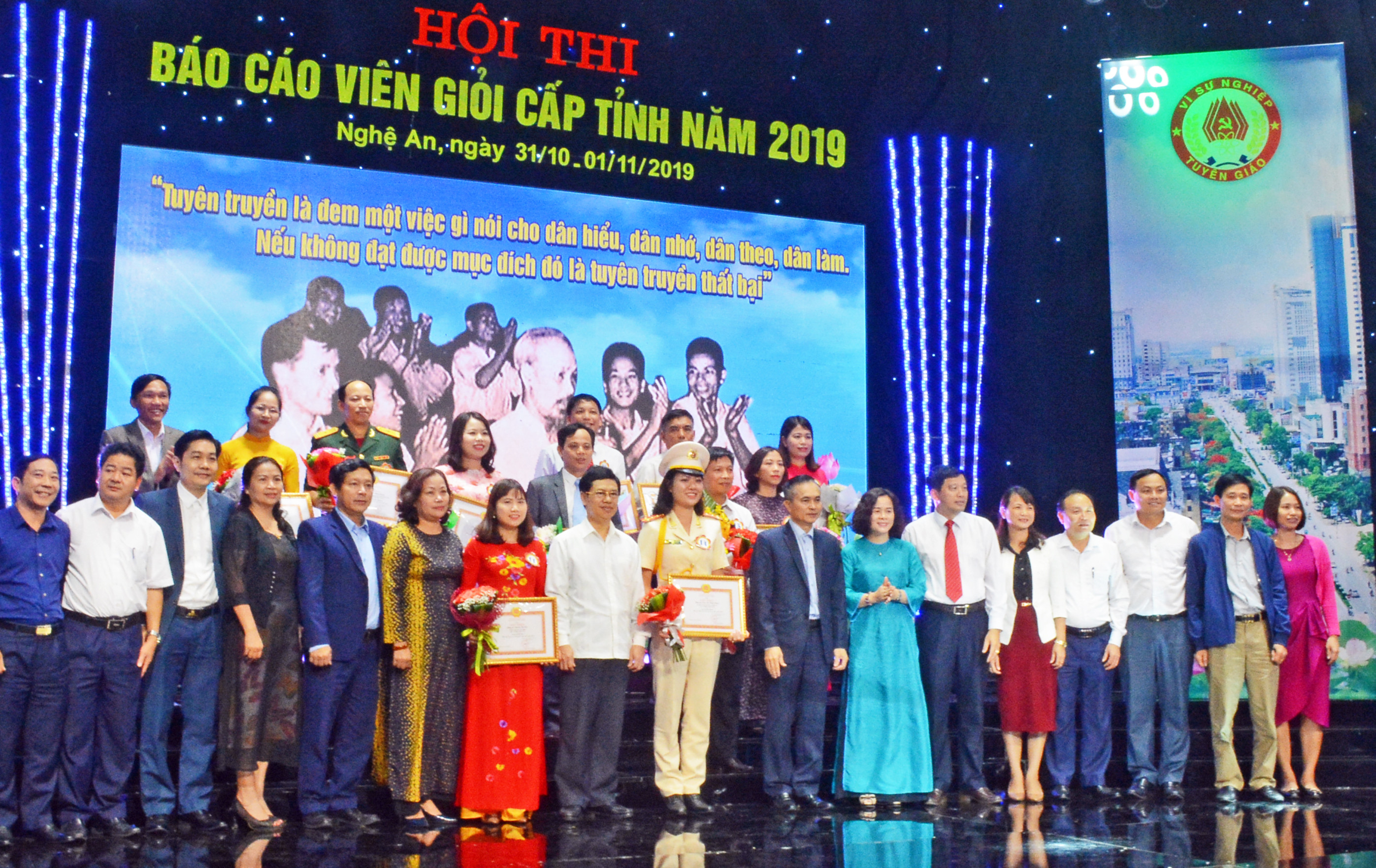 Các đồng chí lãnh đạo tỉnh chúc mừng báo cáo viên giỏi tại Hội thi báo cáo viên giỏi cấp tỉnh năm 2019. Ảnh: Thu Giang