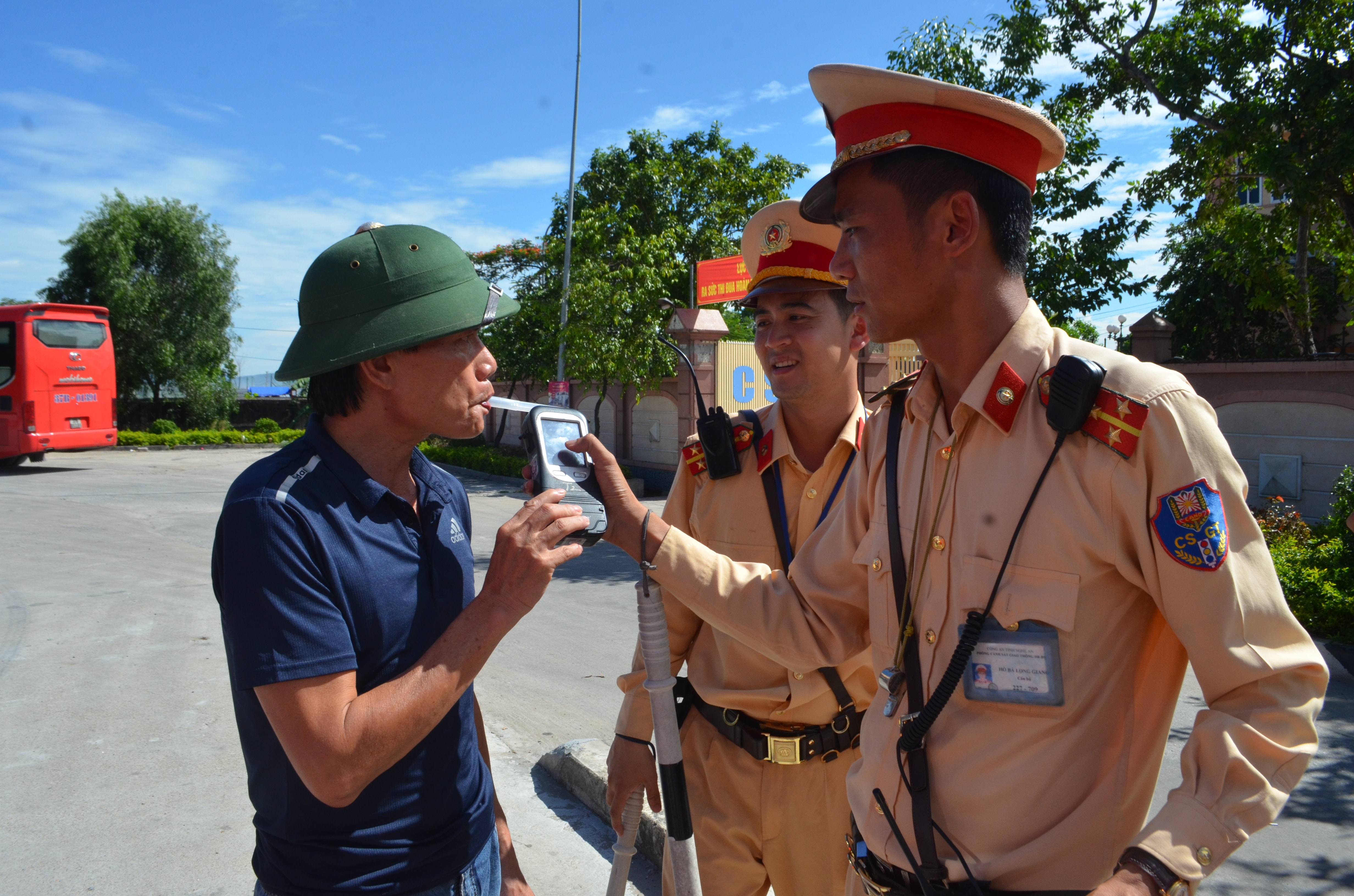 Trạm CSGT Diễn Châu kiểm tra nồng độ cồn đối với lái xe ô tô khách trên tuyến Quốc lộ 1A. Ảnh: Xuân Bắc