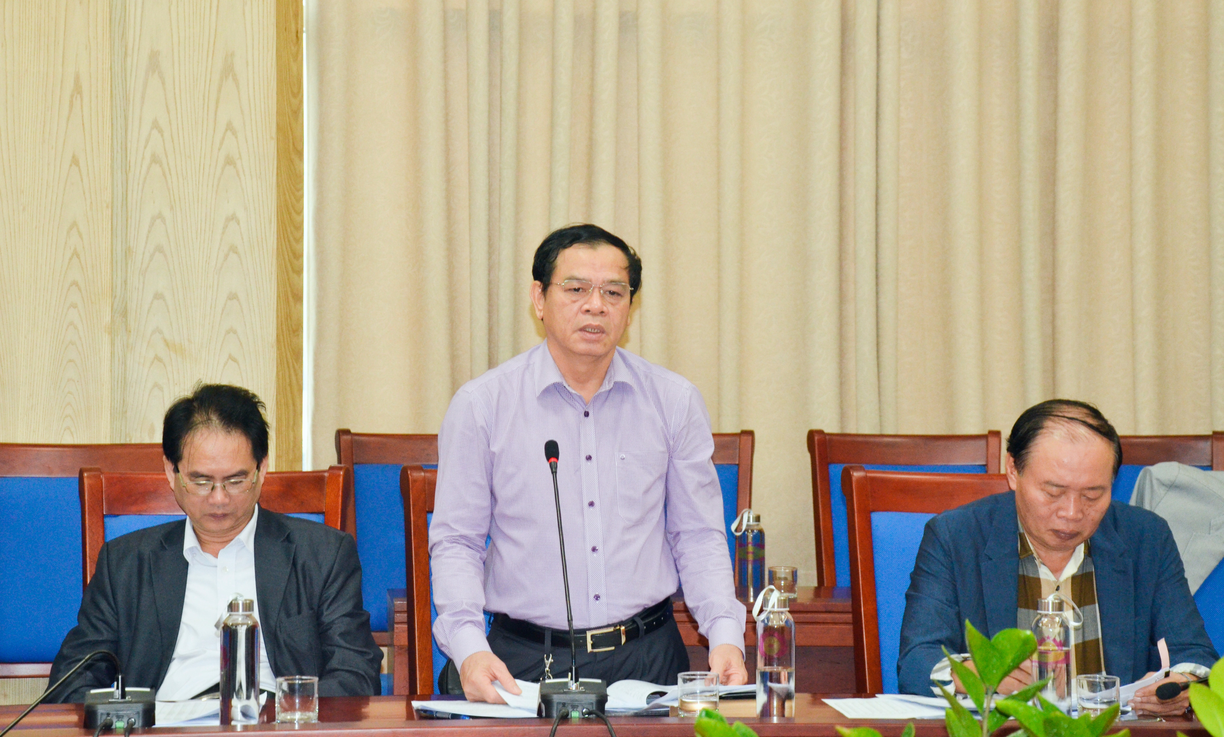Giám đốc Sở Công Thương Hoàng Văn Tám góp ý vào báo cáo dự kiến thu- chi ngân sách của tỉnh. Ảnh: Thanh Lê