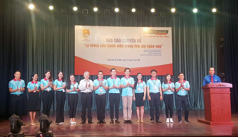 Thí sinh Nguyễn Anh Tuấn (ngoài cùng bên trái) là một trong 12 thí sinh xuất sắc nhất lọt vào vòng Chung kết Hội thi năm nay. 