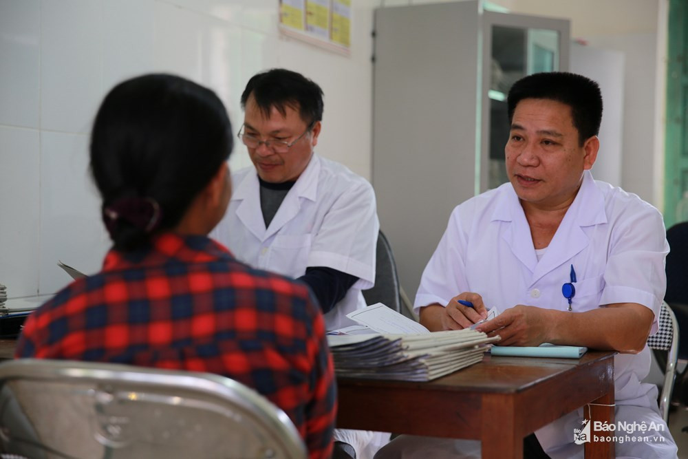 Khám, tư vấn, cấp thuốc cho bệnh nhân HIV ở Trung tâm y tế Quế Phong