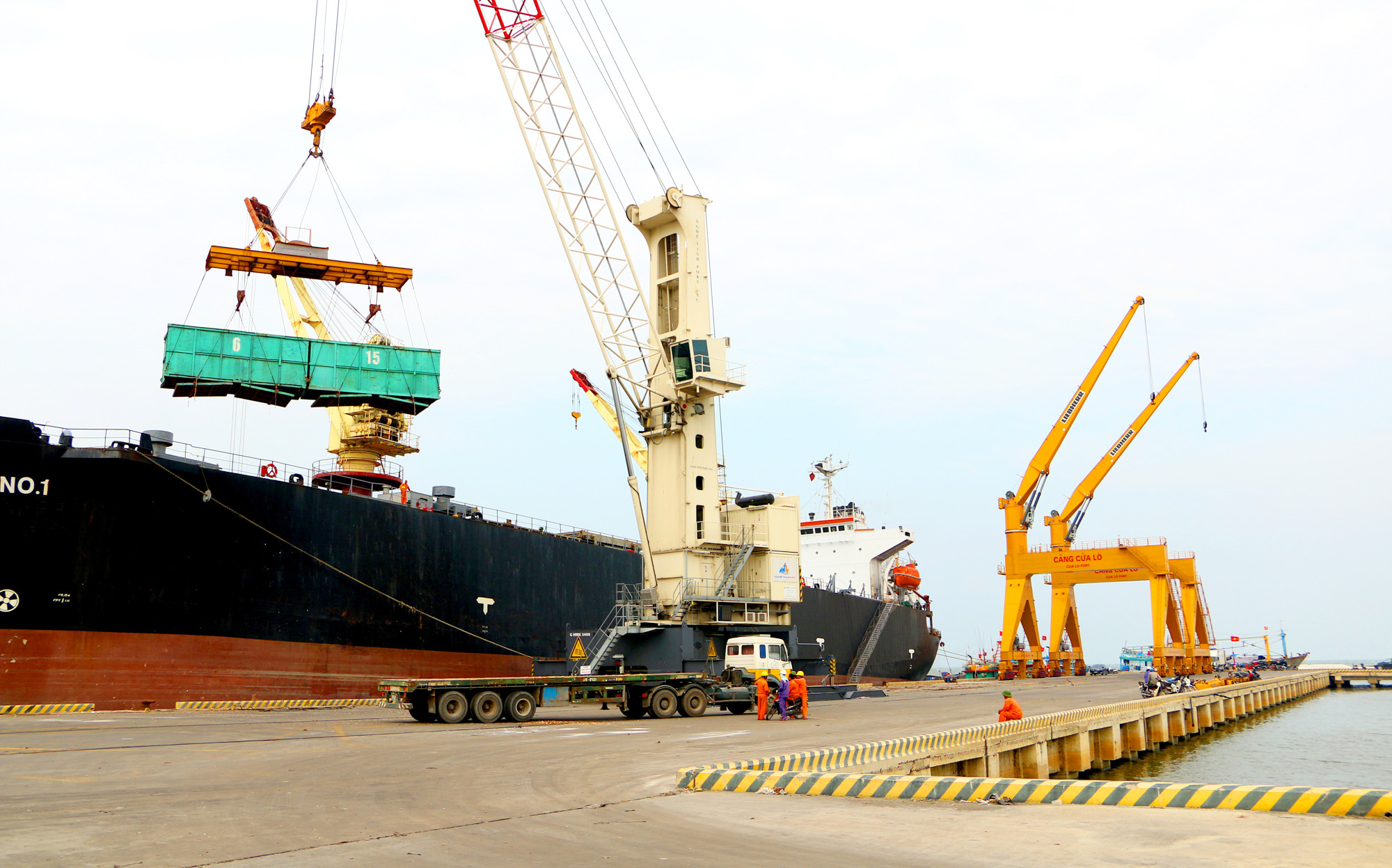 Tàu hàng cập cảng vào bốc dỡ hàng tại cảng Cửa Lò. Ảnh: Nguyễn Hải