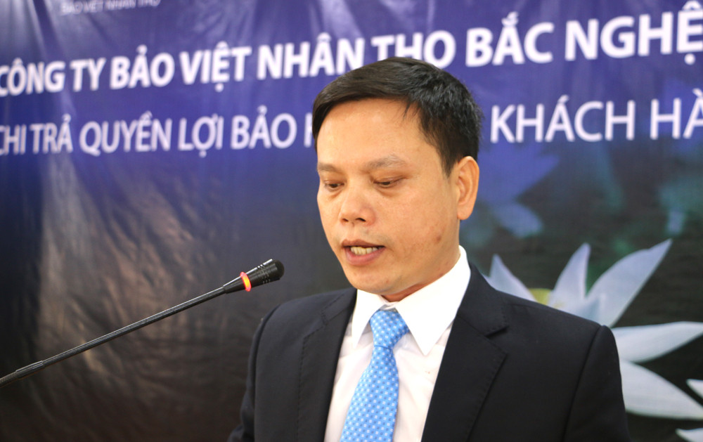 Ông Hoàng Công Sáng - Giám đốc Công ty Bảo Việt Nhân thọ Bắc Nghệ An phát biểu động viện gia đình khách hàng tại lễ chi trả. Ảnh: Nguyễn Hải