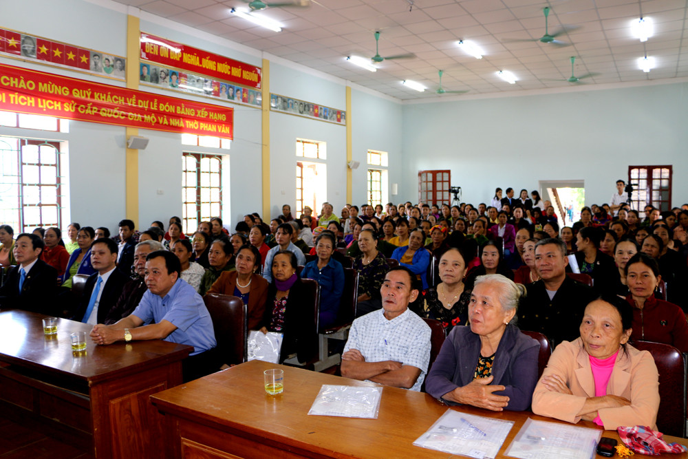 Đại diện Công ty và UBND xã cùng hơn 200 khách hàng chứng kiến lễ chi trả bồi thường cho khách hàng bị rủi ro tại xã Bắc Thành. Ảnh: Nguyễn Hải 