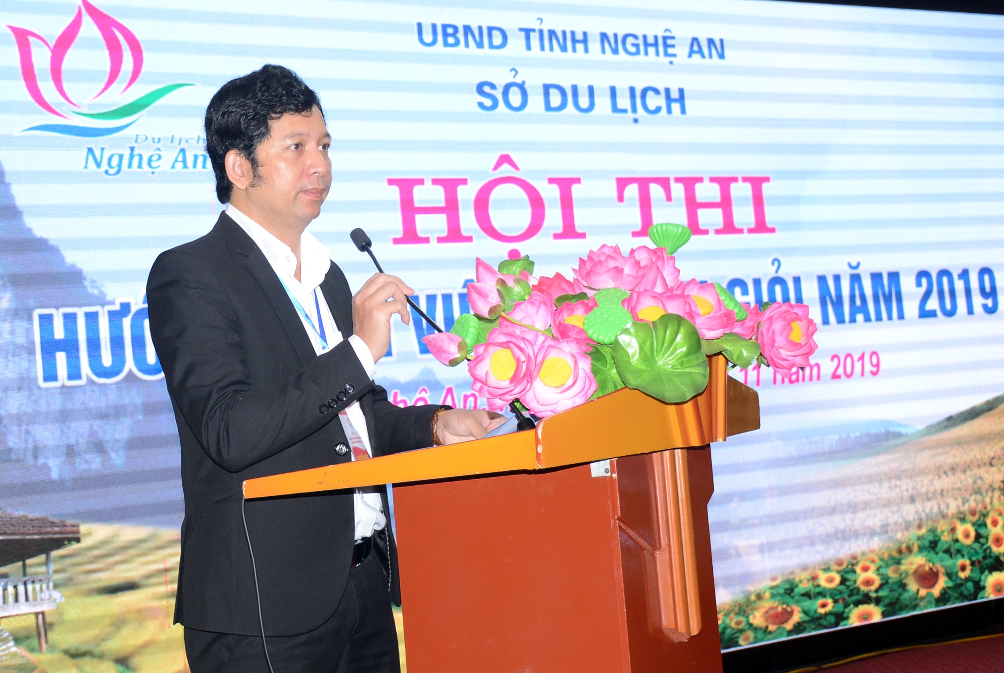 Lãnh đạo Sở Du lịch Nghệ An khai mạc hội thi. Ảnh: Thành Chung