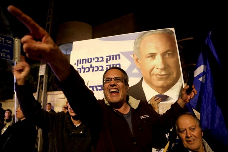 Người ủng hộ ông Netanyahu giương cao áp phích ủng hộ ông. Ảnh: AFP