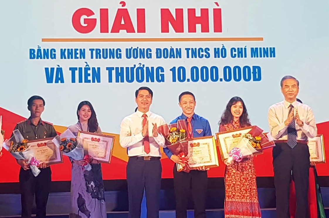 Đại diện Ban Tổ chức trao giải Nhì cho thí sinh Nguyễn Anh Tuấn (áo xanh) - đại diện đến từ Nghệ An.
