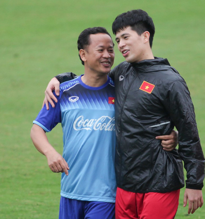 Trợ lý Lê Huy Khoa rất gần gũi với các tuyển thủ Việt Nam. Ảnh: NVCC