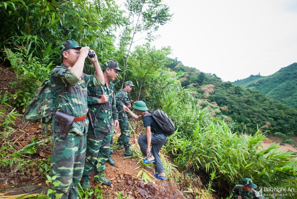 Bộ đội biên phòng Đồn Nhôn Mai và người dân Tương Dương tuần tra đường biên cột mốc. Ảnh tư liệu.