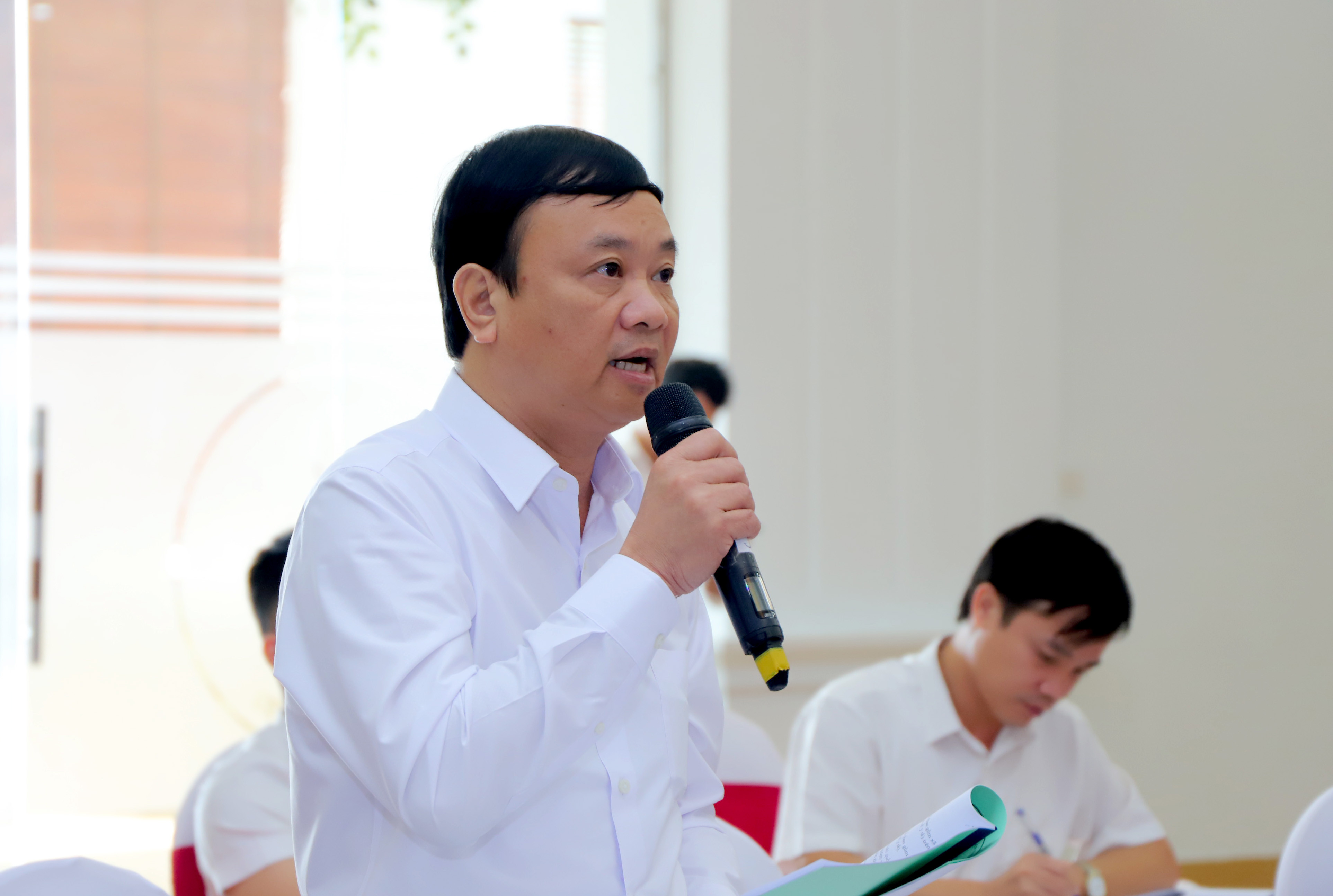 Ông Nguyễn Văn Hải - đại biểu HĐND tỉnh Nghệ An khóa XVII, nhiệm kỳ 2016 -2021 phát biểu tại kỳ họp thứ 11 của HĐND tỉnh vừa qua. Ảnh: Thành Duy