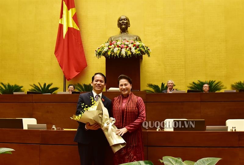 Chủ tịch Quốc hội Nguyễn Thị Kim Ngân cùng tân Chủ nhiệm Ủy ban Pháp luật khóa XIV của Quốc hội Hoàng Thanh Tùng. Ảnh: quochoi.vn