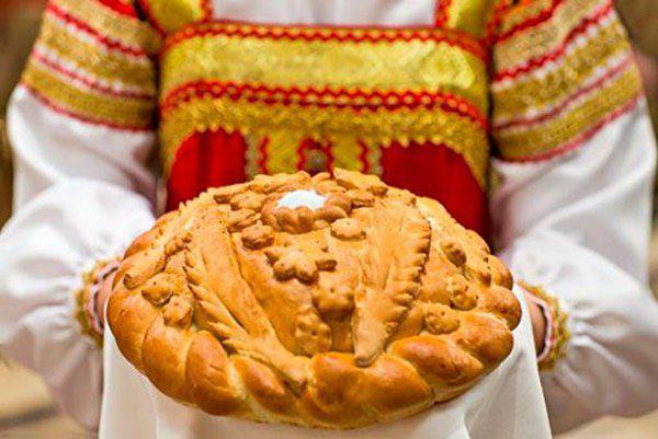 Bánh mì muối là món truyền thống của người Nga dành cho những người con đi xa trở về và khách quý đến nhà.