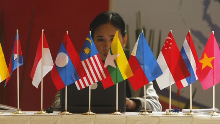 Cờ của 10 nước thành viên ASEAN. Ảnh: Reuters